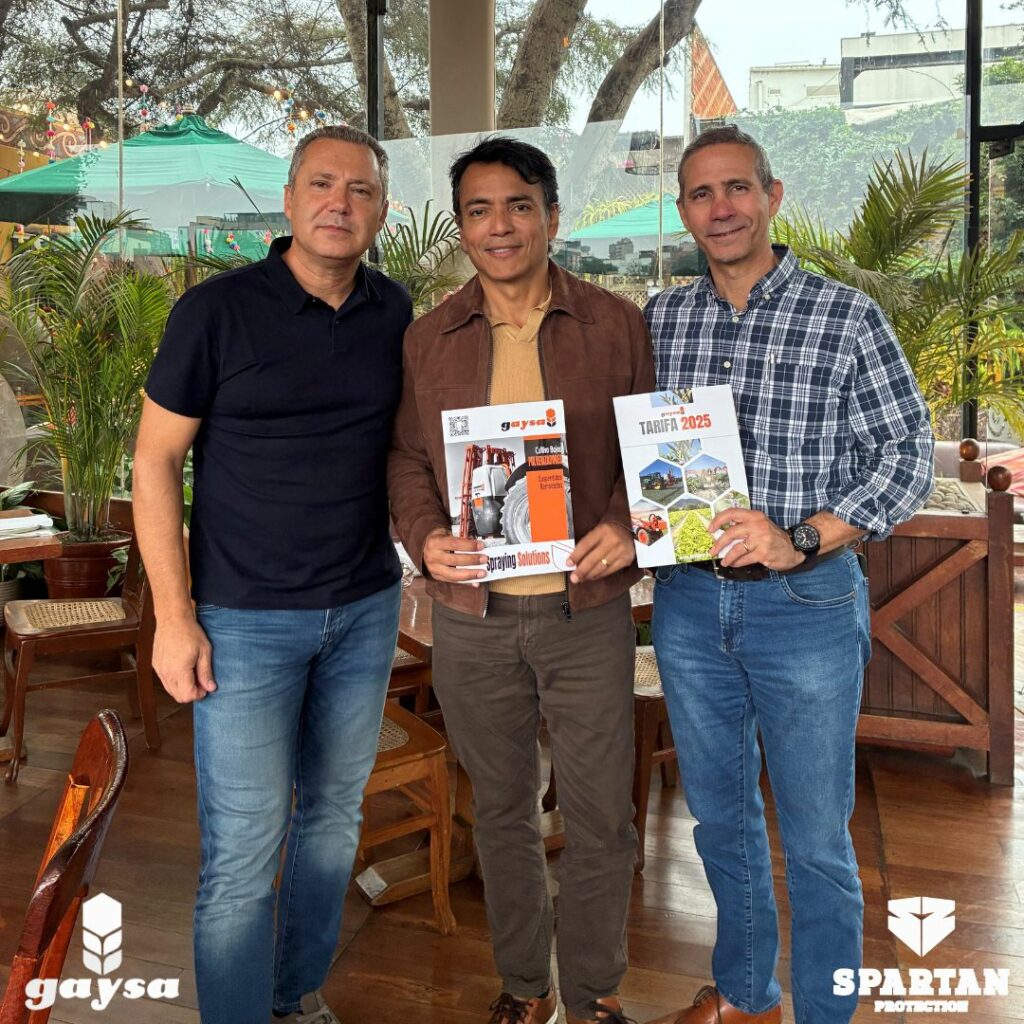 Pulverizador GAYSA trabajando en cultivos peruanos con tecnología ISOBUS y GPS.