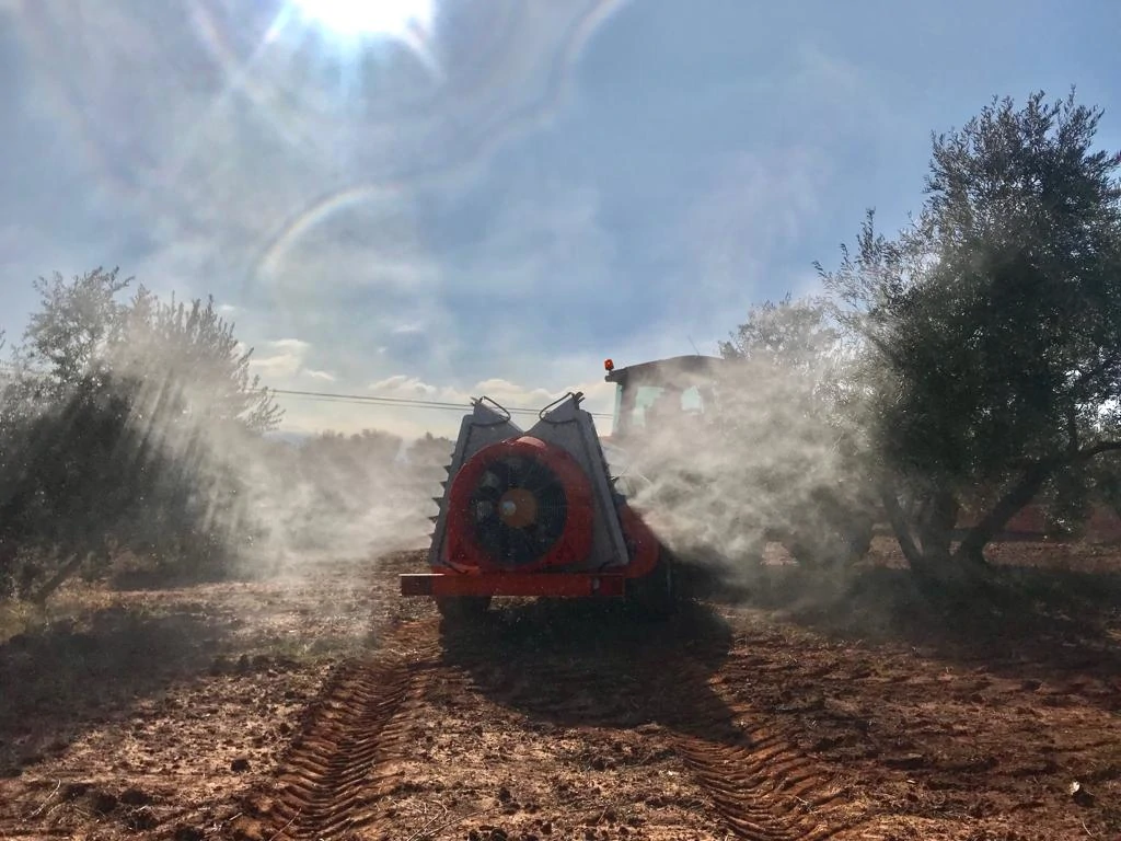 Pulverización agrícola después de una ola de calor para realizar un tratamiento fitosanitario